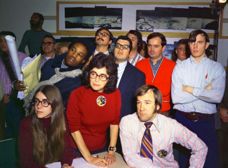 Hamilton, con sus comañer@s en la habitación Scama del MIT, mientras dan soporte al Apollo 8.