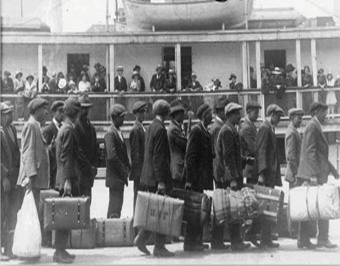 Irlandeses embarcando para huir de la Gran Hambruna