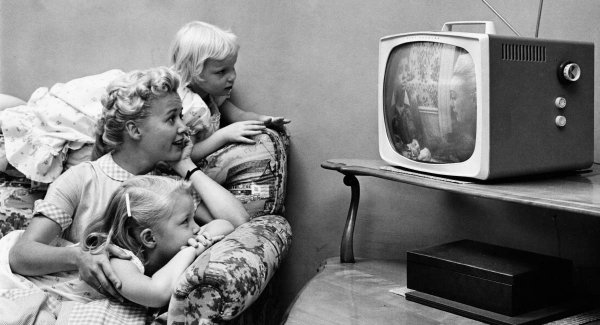 Niñas Viendo la Tele Con Su Madre